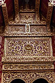 Chiang Mai - Wat Ngeun Kong, detail of the decoration of the gable of the main Wihan. 